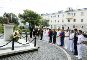 Thăm Tượng đài Bác Hồ tại Vladivostok