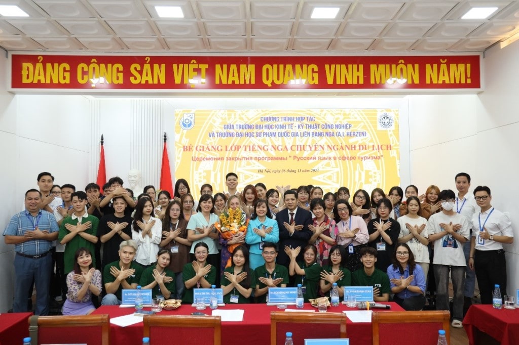 Bế giảng lớp tiếng Nga chuyên ngành du lịch tại UNETI