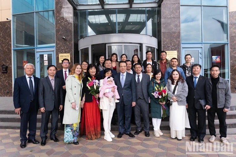 Người Việt tại chợ Chốp kiên cường mưu sinh và gắn kết cộng đồng