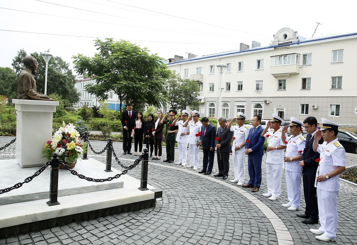 Thăm Tượng đài Bác Hồ tại Vladivostok