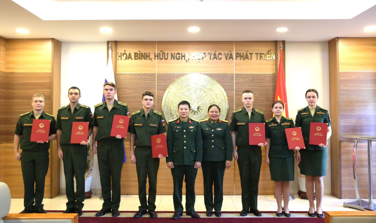 Học viện khoa học quân sự trao chứng chỉ tiếng Việt cho học viên Nga